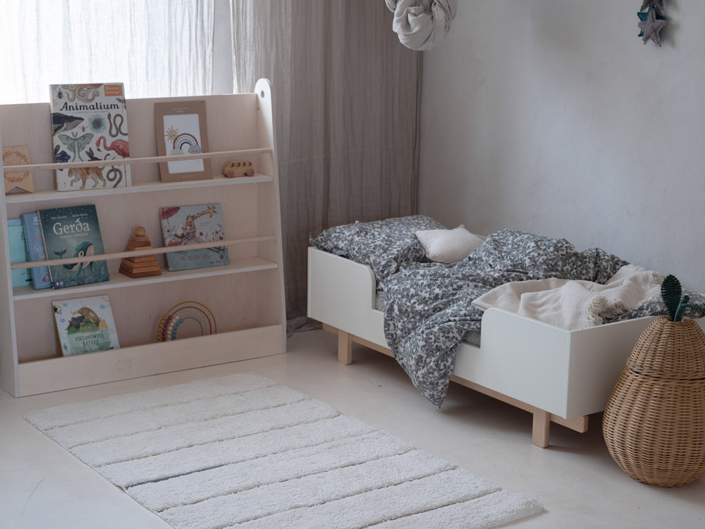 Kinderbett und Bücherregal 