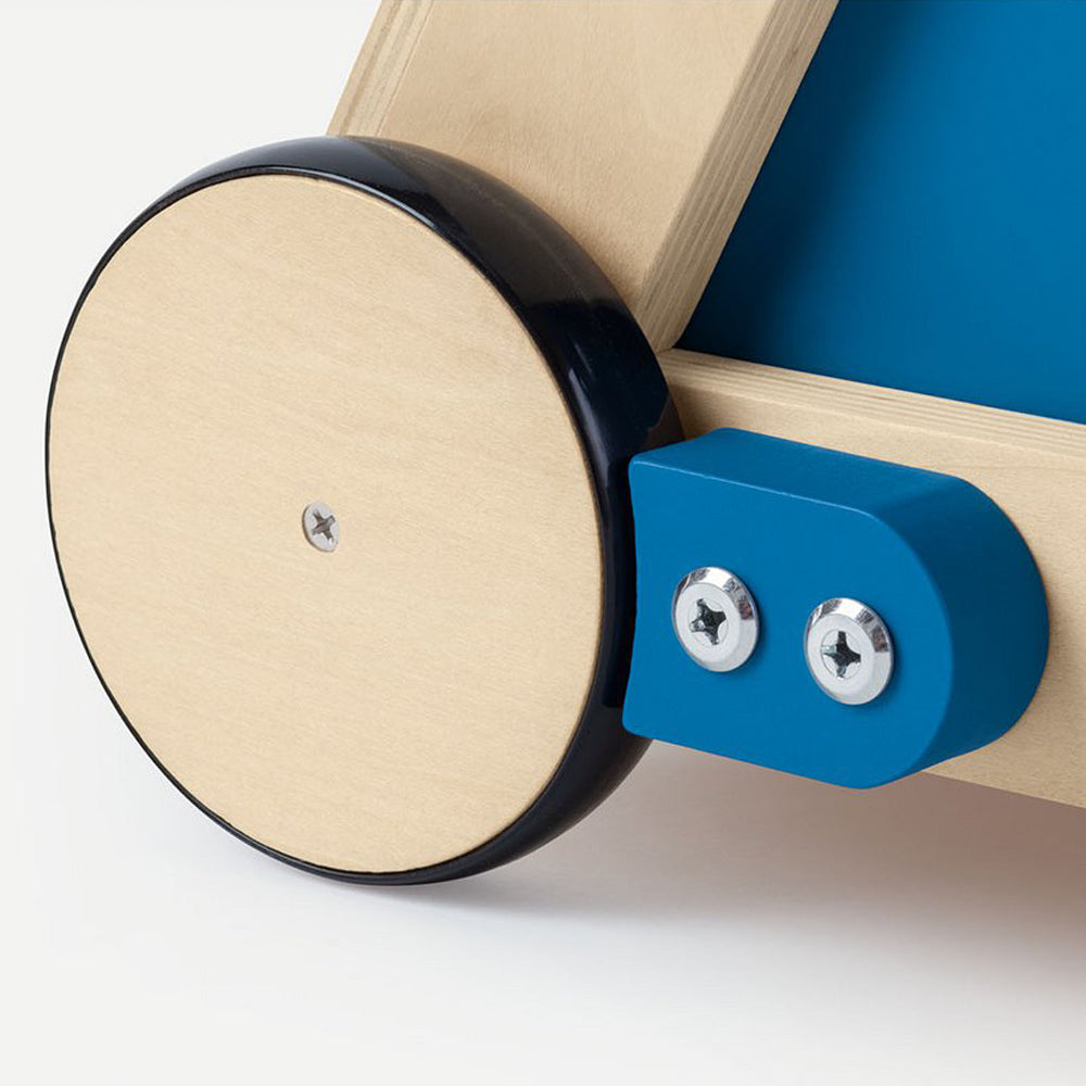 Nahaufnahme eines Holzrads mit blauer Halterung vom 2in1 Activity-Board & Lauflernwagen aus Holz aus Spielzeug & Spiele Neuheiten