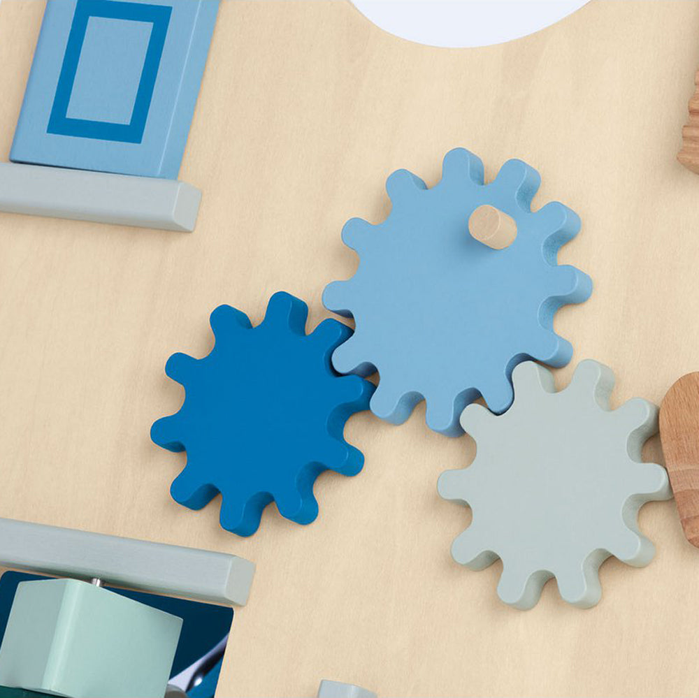 Detailaufnahme von bunten Holzzahnrädern auf einem 2in1 Activity-Board & Lauflernwagen aus Holz aus der Kollektion Spielzeug & Spiele.