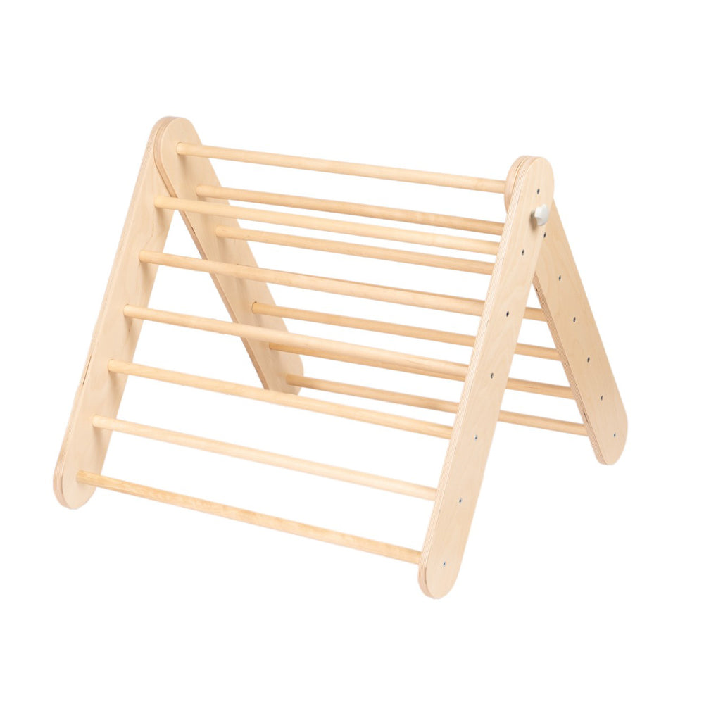 Natürliches Kletterdreieck aus Birkensperrholz, fördert Bewegung, Gleichgewicht und Kreativität bei Kindern von 6 Monaten bis 7 Jahren.