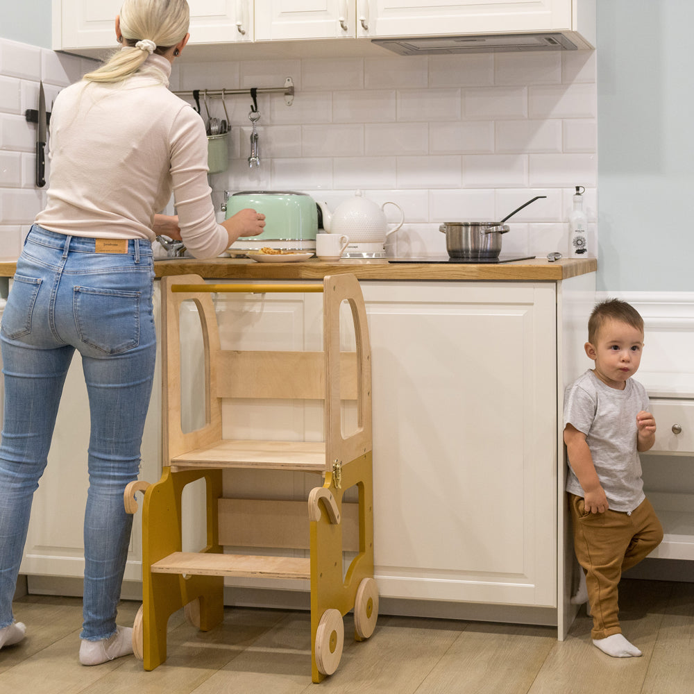 2in1 Lernturm in Auto-Look mit Sitzmöbel für Kinder, Spiel & Bewegung, ideal für gelbes Kinderzimmer und Montessori Prinzipien
