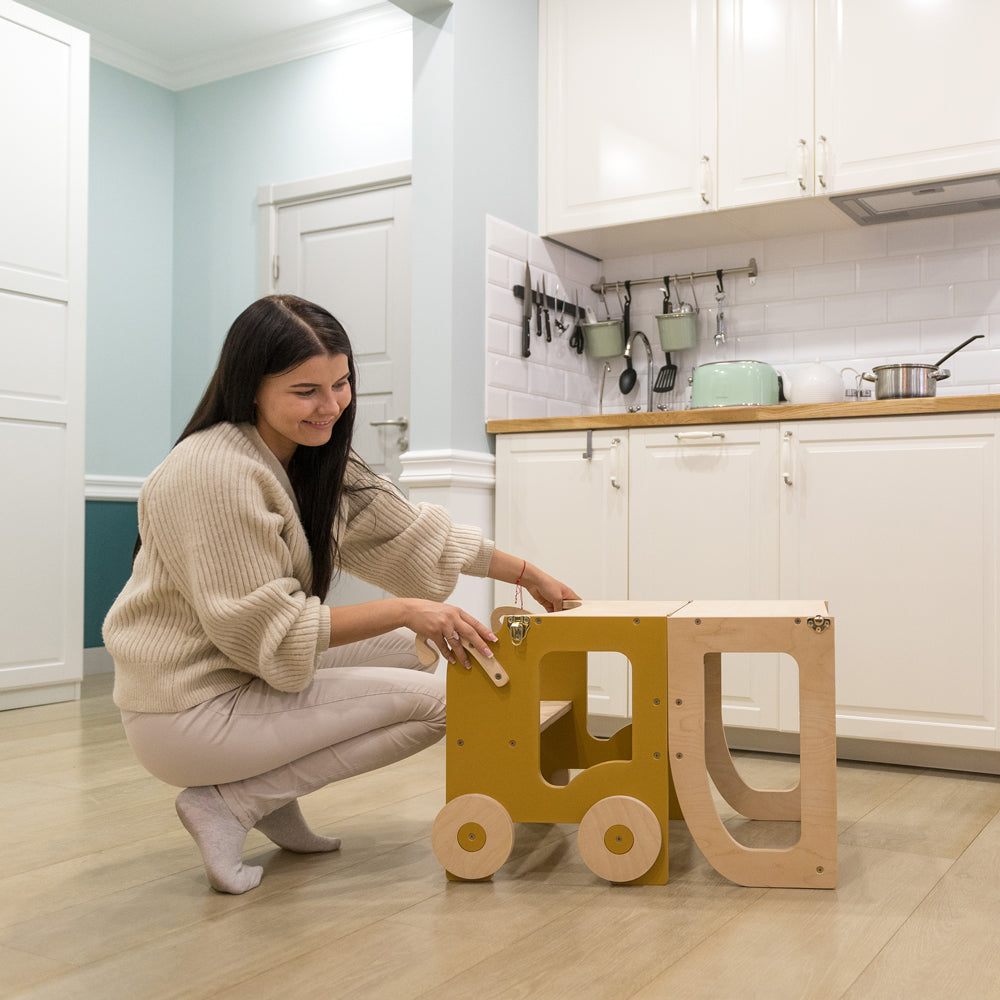 Frau stellt 2in1 Lernturm in Auto-Look um, Sitzmöbel für Kinder im gelben Kinderzimmer, Spiel & Bewegung Kinder, Montessori inspirierte Spielmöbel