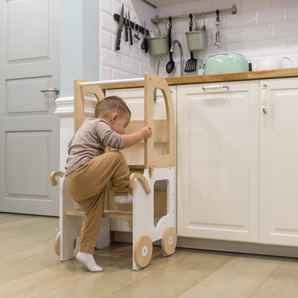 Kind klettert auf 2in1 Lernturm im Auto-Look in gelbem Kinderzimmer aus Sitzmöbel für Kinder und Spielmöbel Sammlung Montessori Stil