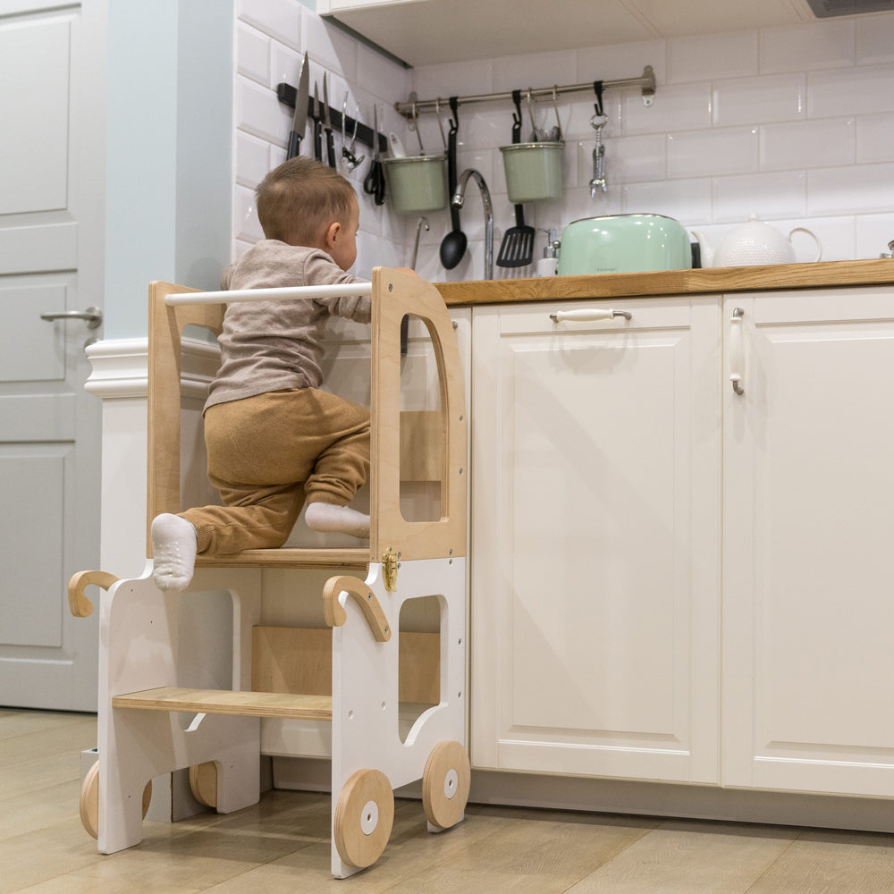 Kind auf 2in1 Lernturm umbaubar als Küchenhelfer und Spielmöbel, Sitzmöbel für Kinder im gelben Kinderzimmer, Montessori inspiriert