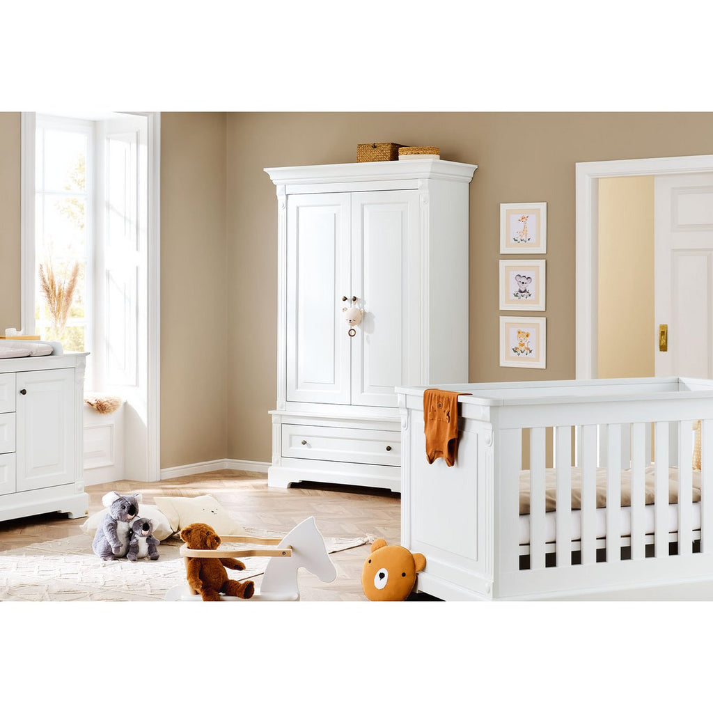 Weißer 2-türiger Kleiderschrank Emilia im Kinderzimmer mit Aufbewahrungslösung, Teil der Kinderzimmer Möbel Neu Kollektion.