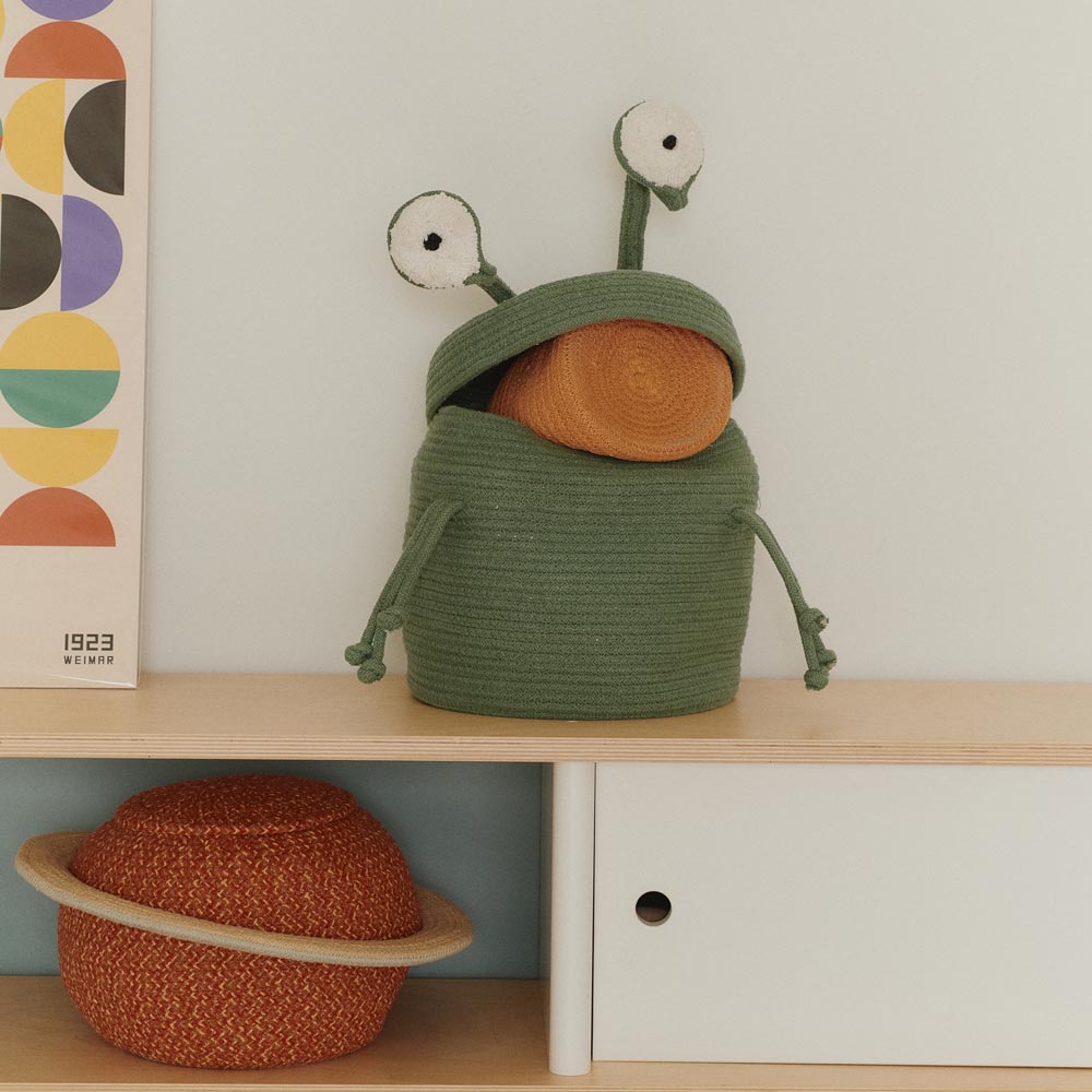 Grüner Aufbewahrungskorb Alien Zog in Weltraum Themenwelt, ideal für Kinderzimmer Accessoires und Deko aus der Lorena Canals Kollektion.