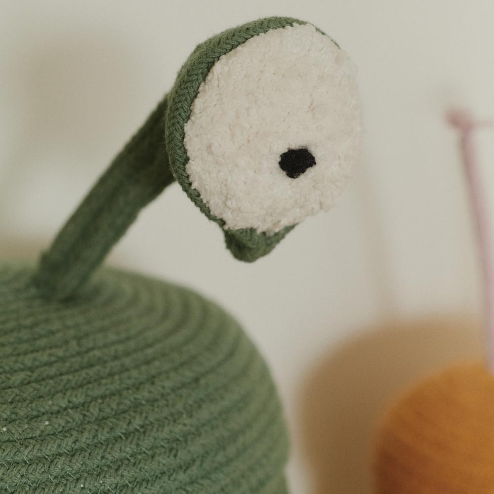 Nahaufnahme des grünen Aufbewahrungskorbs Alien Zog aus der Weltraum Themenwelt für Kinderzimmer Deko und Accessoires.