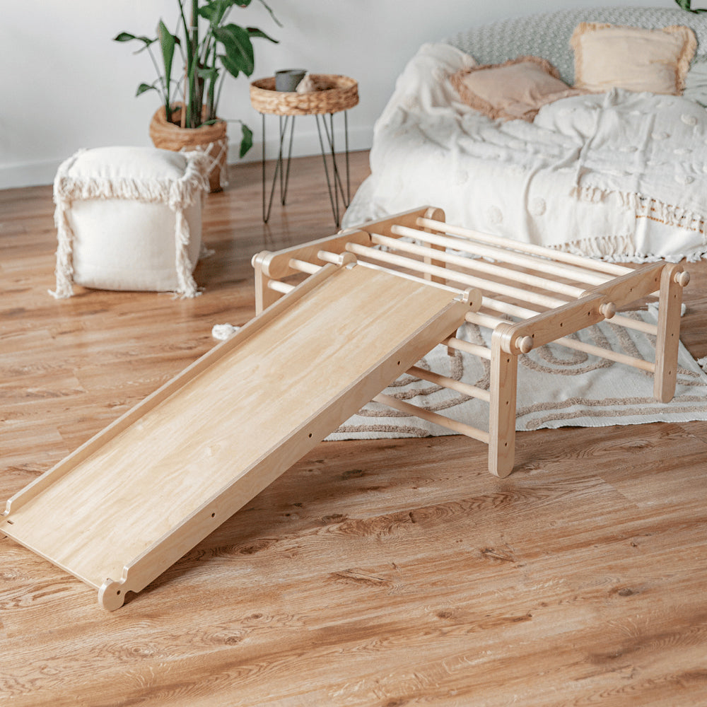 Pikler Kletterdreieck 4-teilig aus Holz mit Rampe und Rutsche für spielerische Bewegung und Montessori inspiriertes Lernen im Kinderzimmer