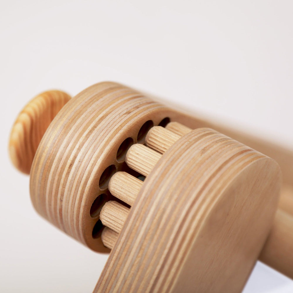 Nahaufnahme eines naturfarbenen Holz-Kletterdreiecks mit abgerundeten Kanten aus der Spiel & Bewegung Kinder Kollektion.