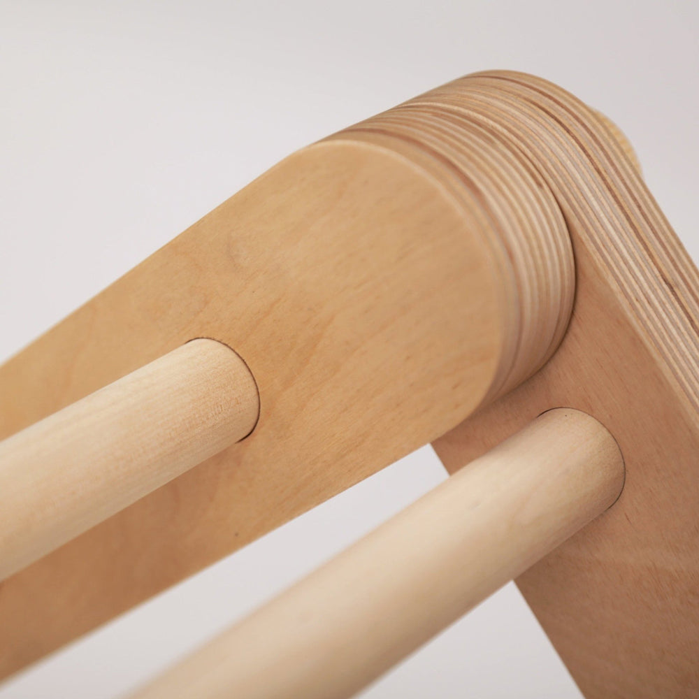 Nahaufnahme eines naturfarbenen Pikler Kletterdreiecks aus Holz für Spiel & Bewegung Kinder im Montessori-Stil