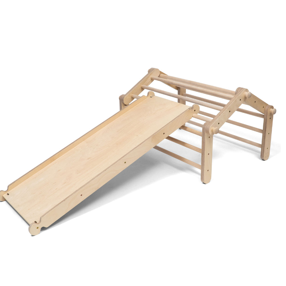 Pikler Kletterdreieck aus Holz natur mit Rampe, ideal für Spiel & Bewegung Kinder, Montessori Spielmöbel und festliche Favoriten vor Weihnachten.