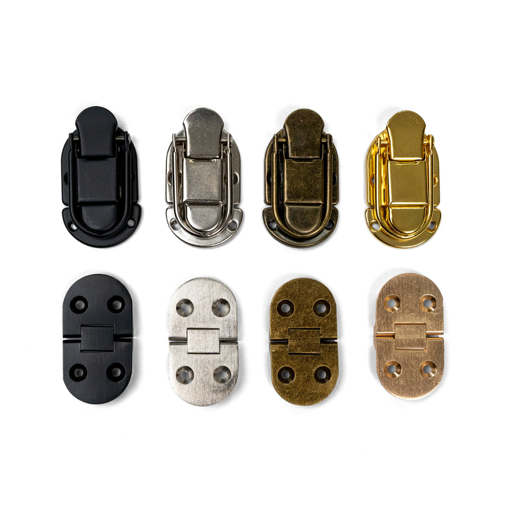 Verschiedene farbige Metallverschlüsse und Scharniere in Schwarz, Silber, Bronze und Gold, geeignet für Sitzmöbel und Spielmöbel Kinder.