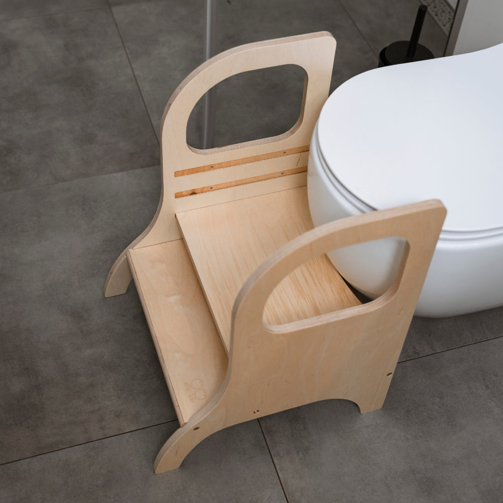 Höhenverstellbarer Tritthocker aus naturbelassenem Birkensperrholz, stabil und rutschfest, ideal für Kinder im Bad oder Kinderzimmer.