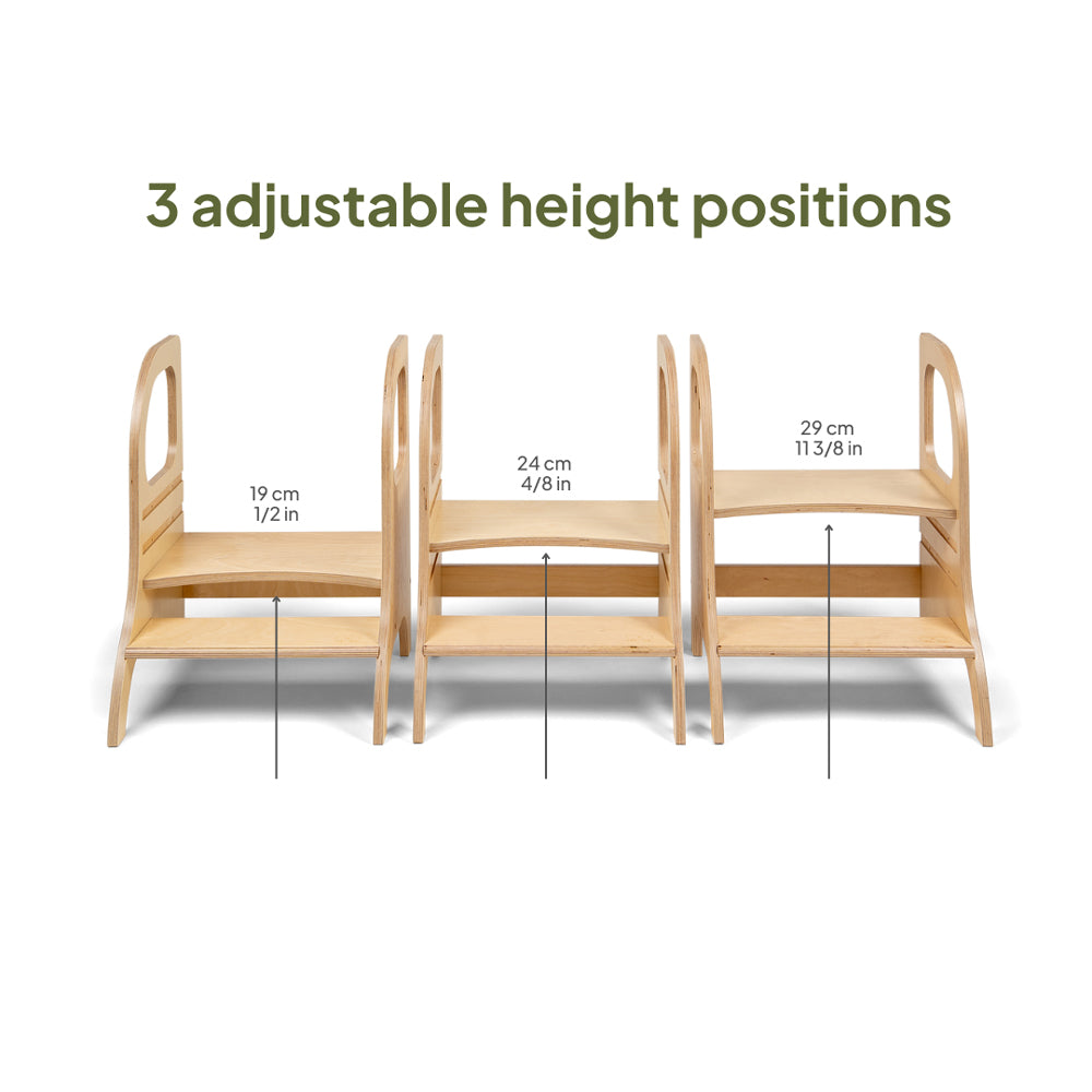 Höhenverstellbarer Tritthocker aus Naturholz mit drei stabilen Stufen für Kinder zur flexiblen Nutzung im Alltag.