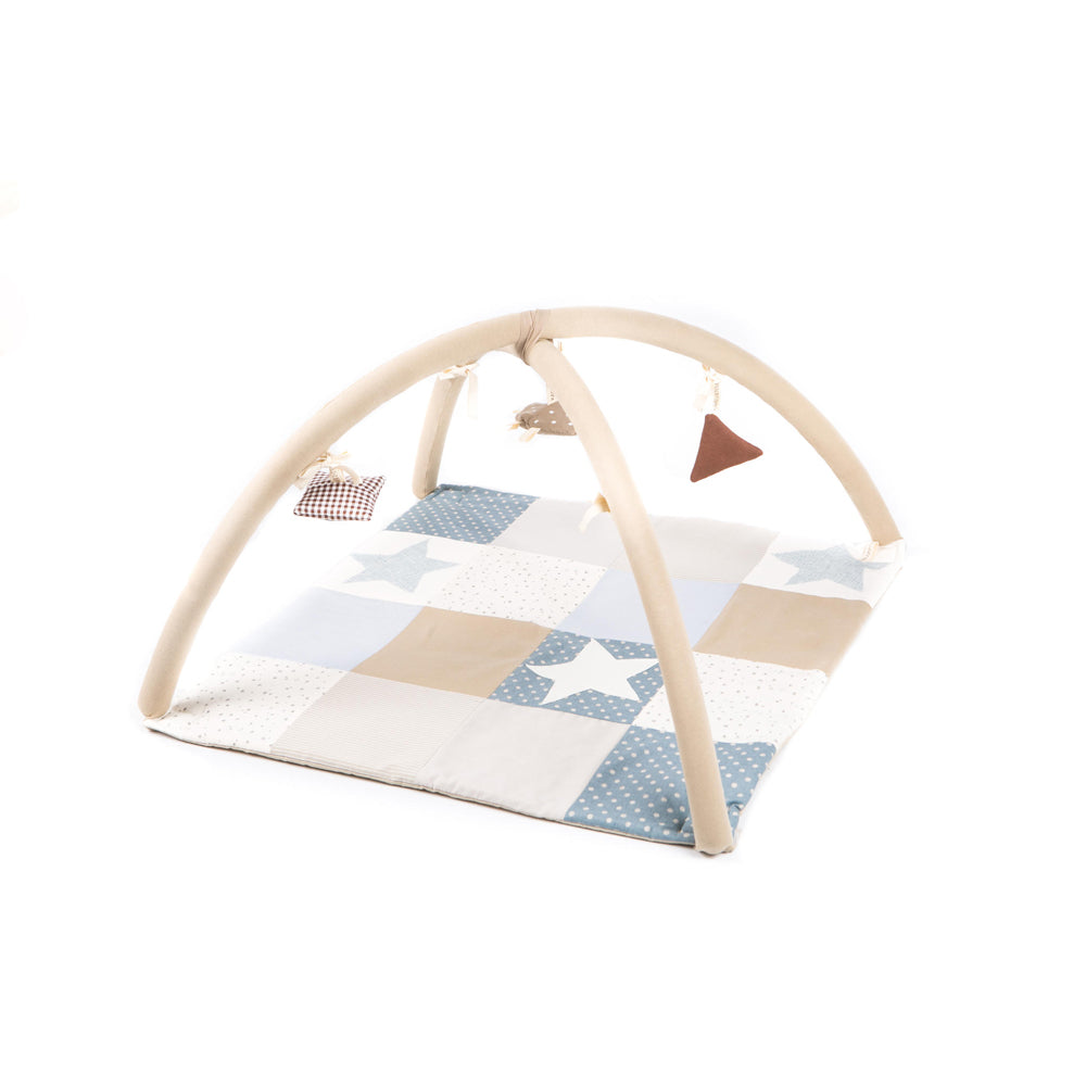 Activity Spieldecke Patchwork in sanften Blau- und Beigetönen mit weichem Baumwollstoff und abnehmbarem Spielbogen für Babys Motorik.