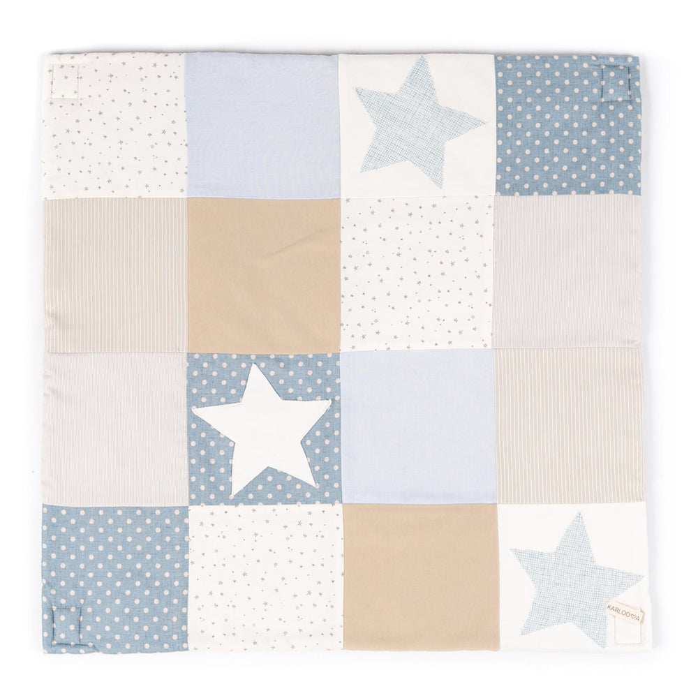 Patchwork Krabbeldecke 80x80 cm in Blau mit Sternmotiven aus weicher Bio-Baumwolle, ideal für Babys erste Spiel- und Entdeckungsmomente.