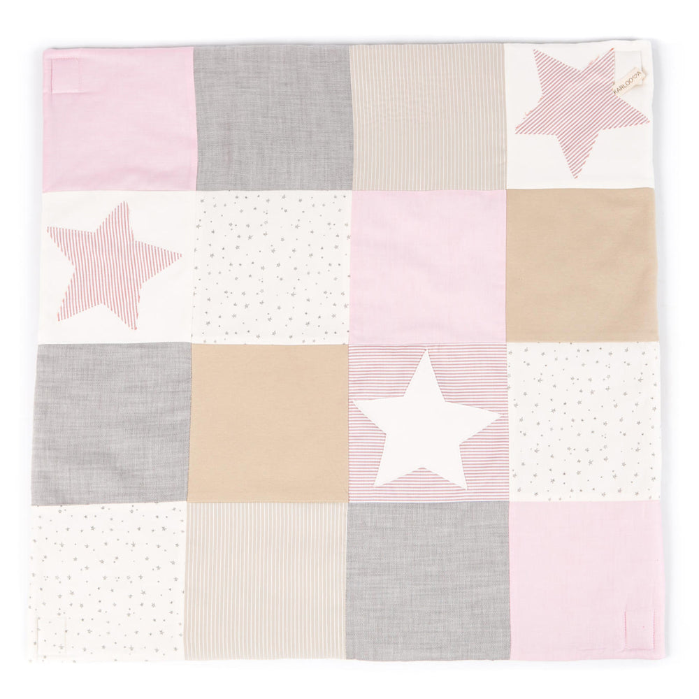 Activity-Spieldecke Patchwork 80x80 cm in Rosa mit Stern-Motiven, weiche Bio-Baumwolle, ideal für Motorik und sensorische Förderung von Babys.