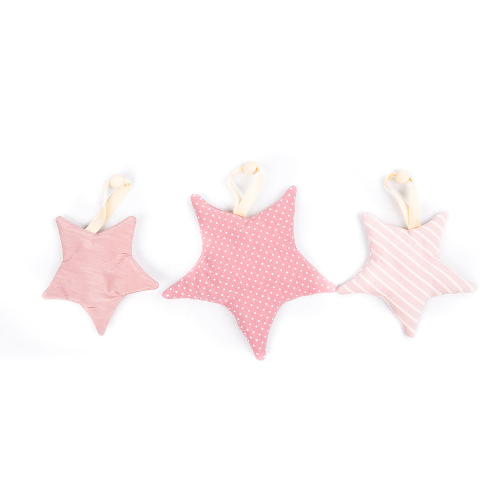 Drei weich gepolsterte Stoffsterne in Rosa mit verschiedenen Mustern, ideal als rasselnde Spieldeko für Babyspieldecken.