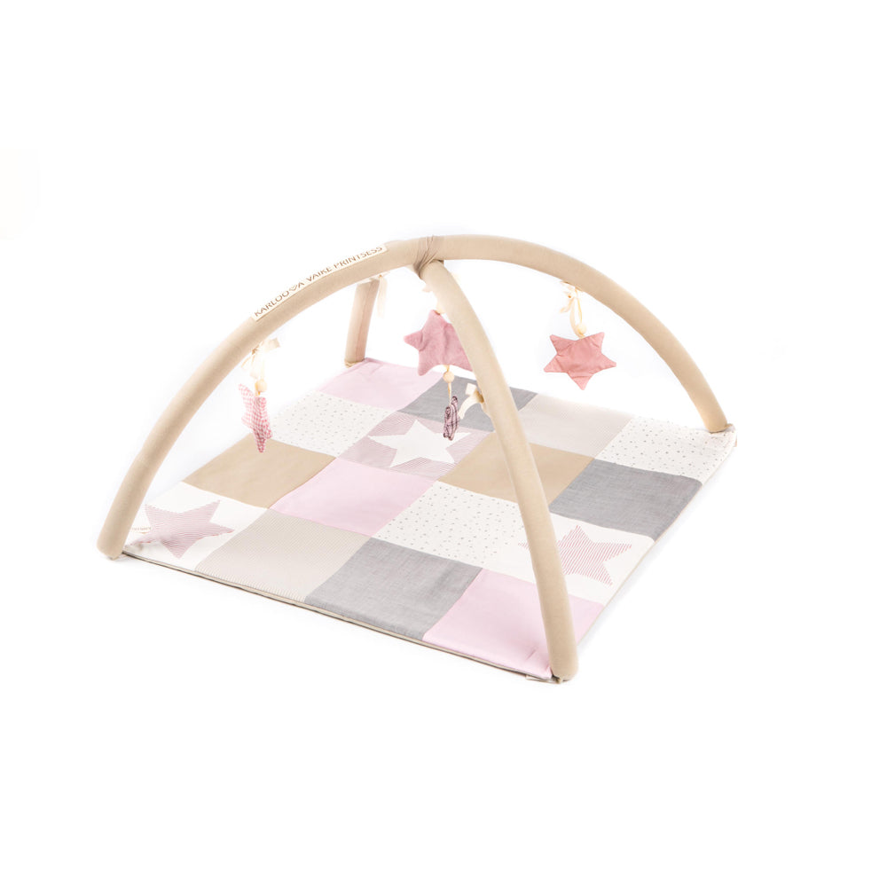 Activity Spieldecke in Rosa mit abnehmbarem Spielbogen, weicher Bio-Baumwolle und rasselnden Sternen für spielerische Babyförderung.