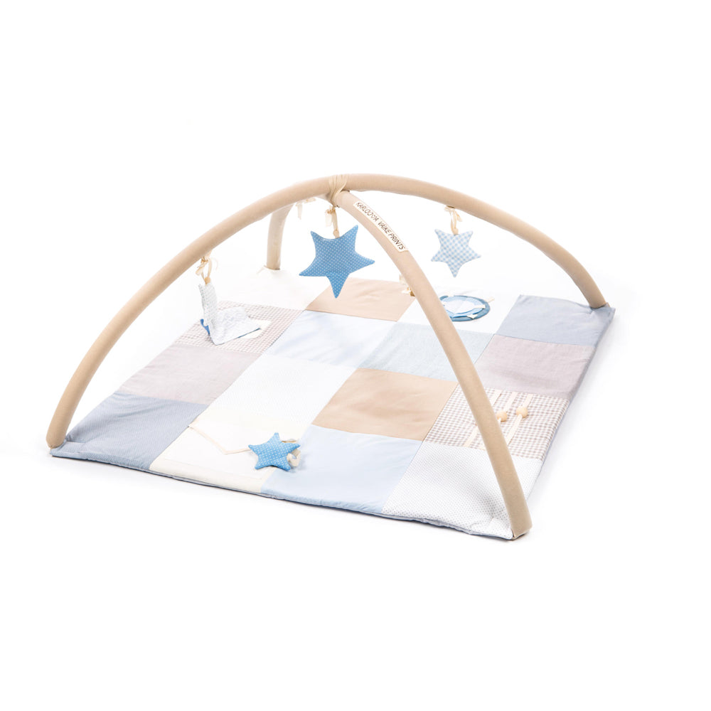 Krabbeldecke mit Spielbogen in Blau, Beige und Weiß aus Bio-Baumwolle, mit rasselnden Sternen und weichem, kindgerechtem Design.