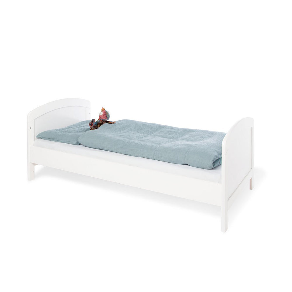 Weißes Babybett Laura 70x140 cm, höhenverstellbar und umbaubar, für gemütliches Kinderzimmer und hochwertige Babymöbel Ausstattung.