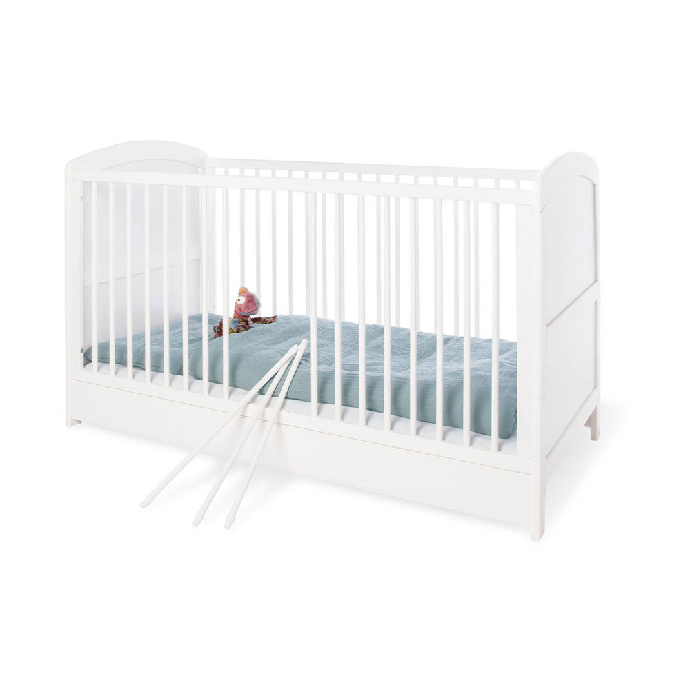 Weißes Babybett Laura 70x140 cm, höhenverstellbar und umbaubar, ideal für Kinderzimmer Möbel und Babymöbel Kollektion.