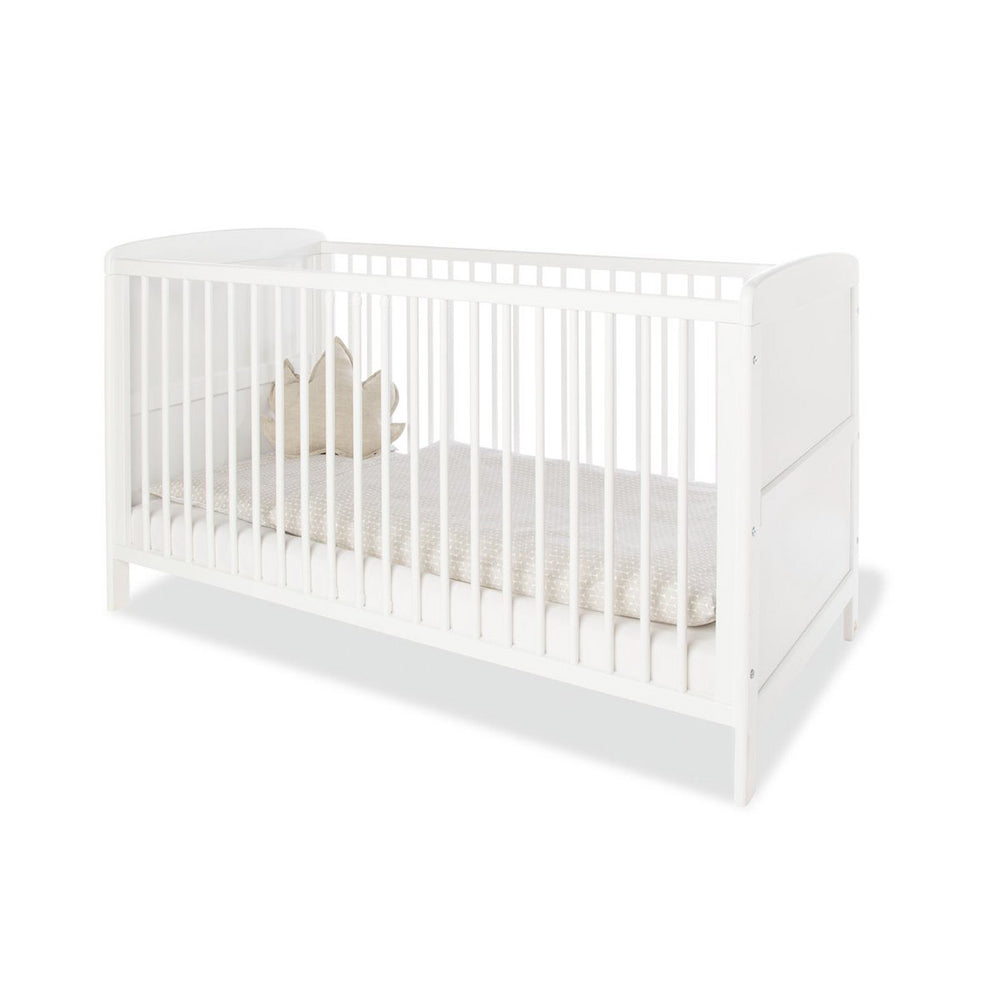 Weißes Babybett Viktoria 70x140 cm, höhenverstellbar und umbaubar, Teil der Babymöbel Kollektion, ideal für gemütliche Kinderzimmer.