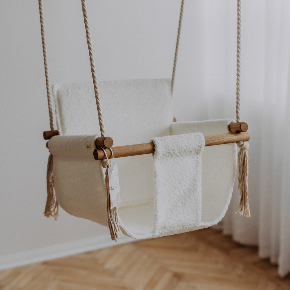 Babyschaukel Swing Boucle in Weiß für Innenbereiche, weich und sicher, ideal für Spielzeug & Spiele, Wipp- & Schaukelspielzeug im Kinderzimmer.