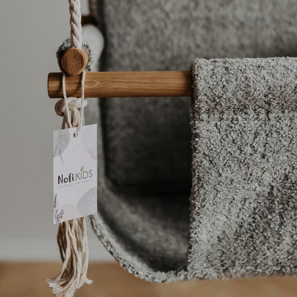 Babyschaukel Swing Boucle in Grau aus der Kollektion Spiel & Bewegung Kinder, weich, sicher und ideal für Innenbereiche zum Wippen und Schaukeln.