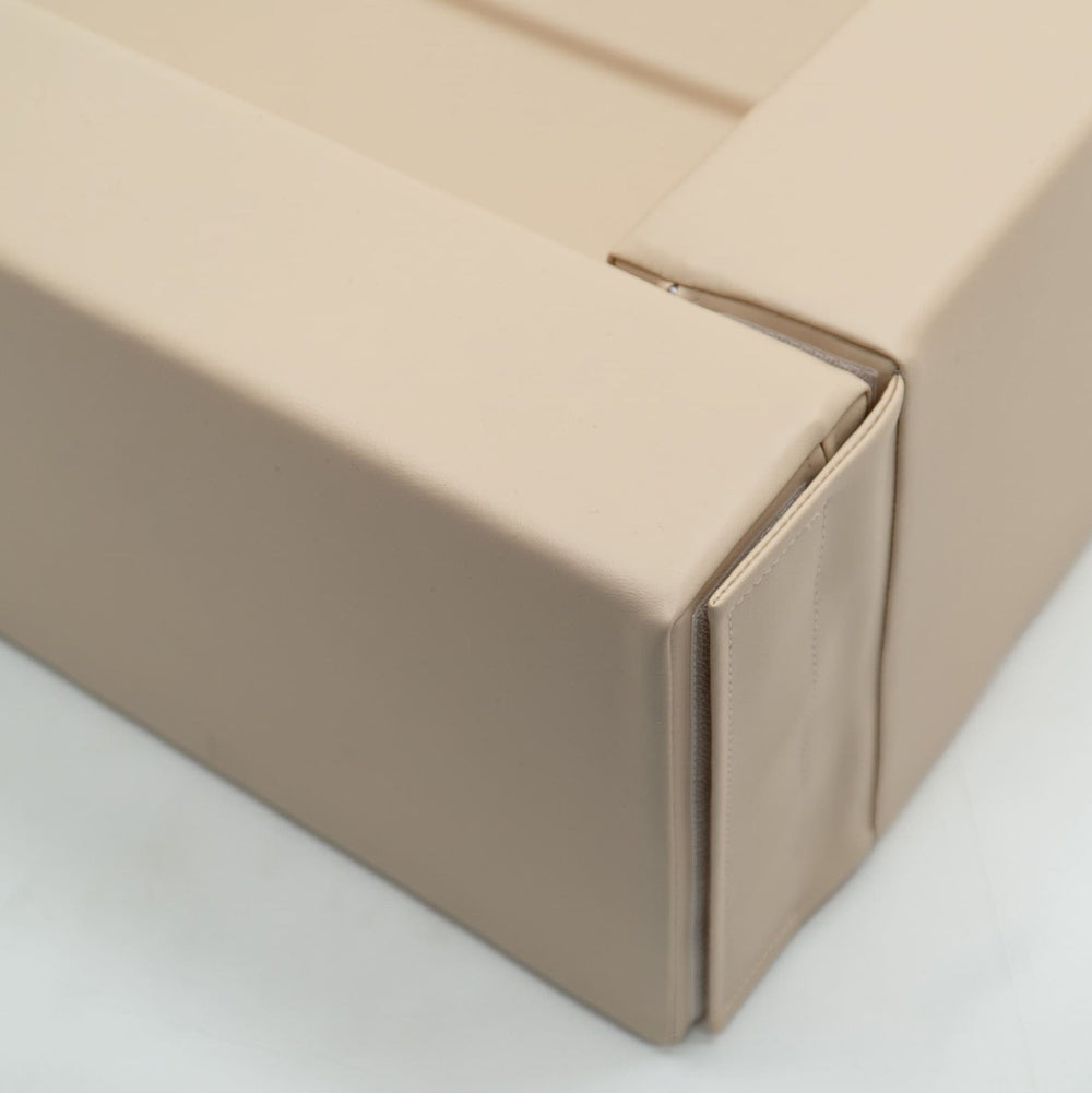 Eckdetail eines quadratischen, beigen Bällebads aus Kunstleder, weich gepolstert und sicher für Kinder ab 9 Monaten.