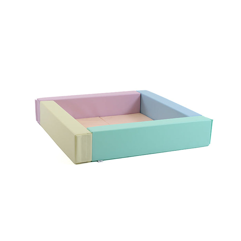 Quadratisches Bällebad aus Kunstleder in hellen Pastellfarben, sicher und weich, ideal für Kinder zum Spielen und Entdecken.