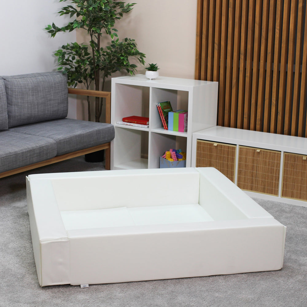 Weißes Bällebad aus Kunstleder, 130 x 130 cm, weich gepolstert, fördert spielerisch Bewegung und Motorik bei Kleinkindern.