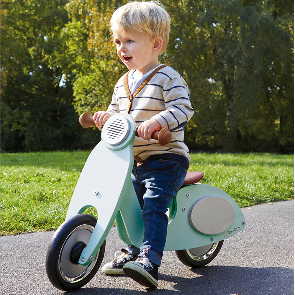 Kleiner Junge fährt fröhlich mit dem balancierenden Holzlaufrad mit Softbereifung aus der Themenwelt Fahrzeuge & Transport.