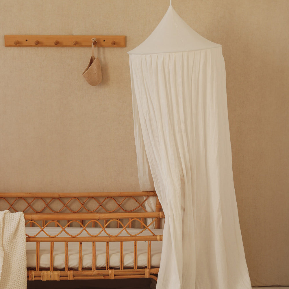 Cremefarbener Betthimmel aus Bio-Baumwolle, handgefertigt, zarter Stoff schafft gemütliche Kuscheloase im Kinderzimmer.