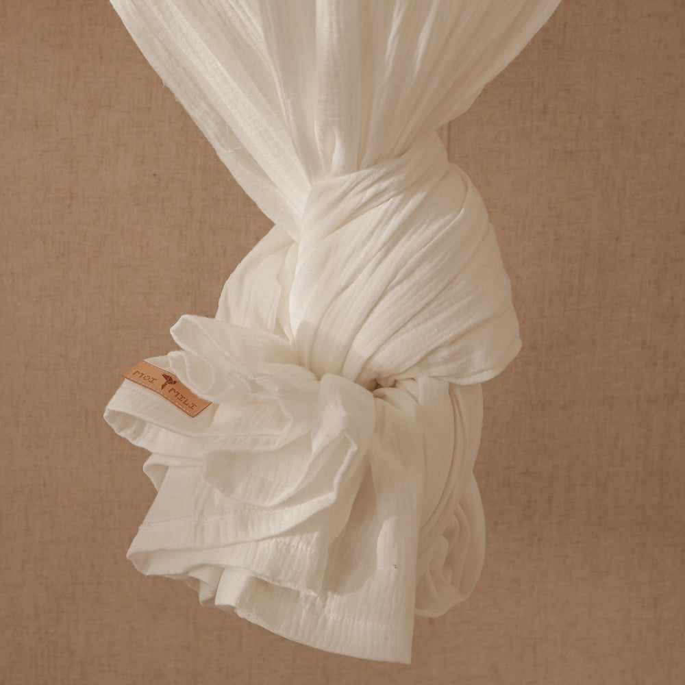 Handgefertigter cremefarbener Betthimmel aus 100% Bio-Baumwolle, weich und schadstofffrei für ein gemütliches Kinderzimmerambiente.