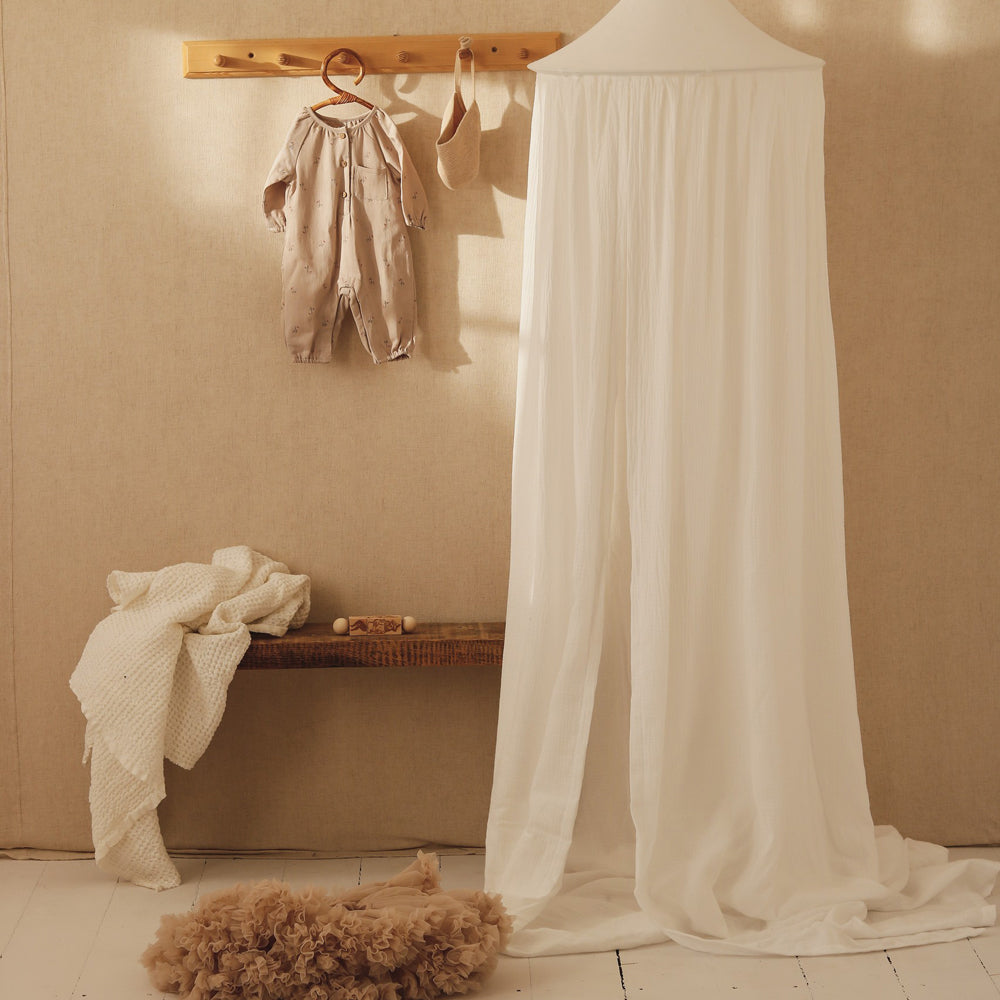 Cremefarbener handgefertigter Betthimmel aus Bio-Baumwolle, 240 cm lang, ideal als beruhigender Rückzugsort für Kinderzimmer.