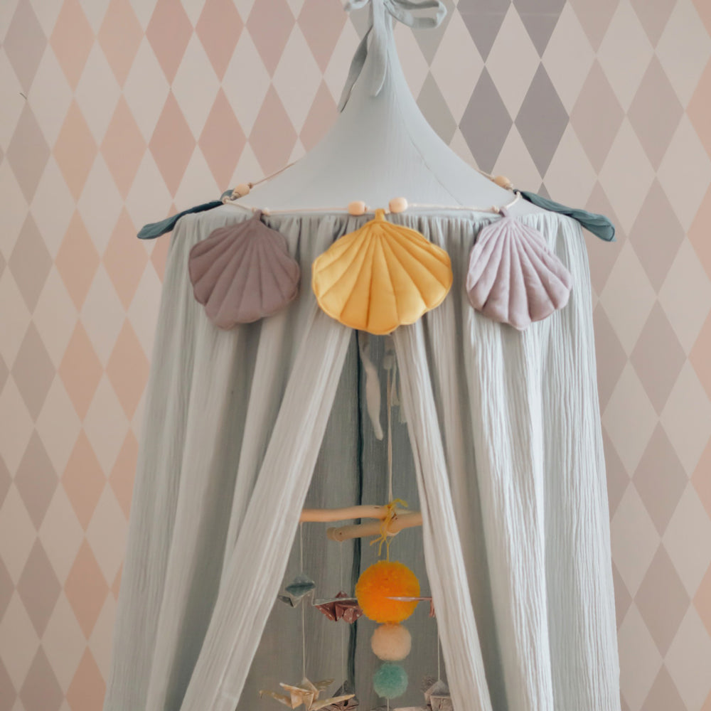 Kinderzimmer-Baldachin aus Bio-Baumwolle in Mint mit dekorativen Stoffmuscheln, ideal zum Kuscheln und Spielen.