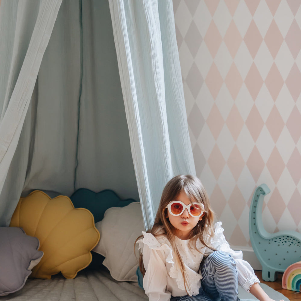 Kinderzimmer mit mintfarbenem Betthimmel aus Bio-Baumwolle, gemütlicher Rückzugsort zum Spielen und Entspannen unter sanftem Stoffhimmel.