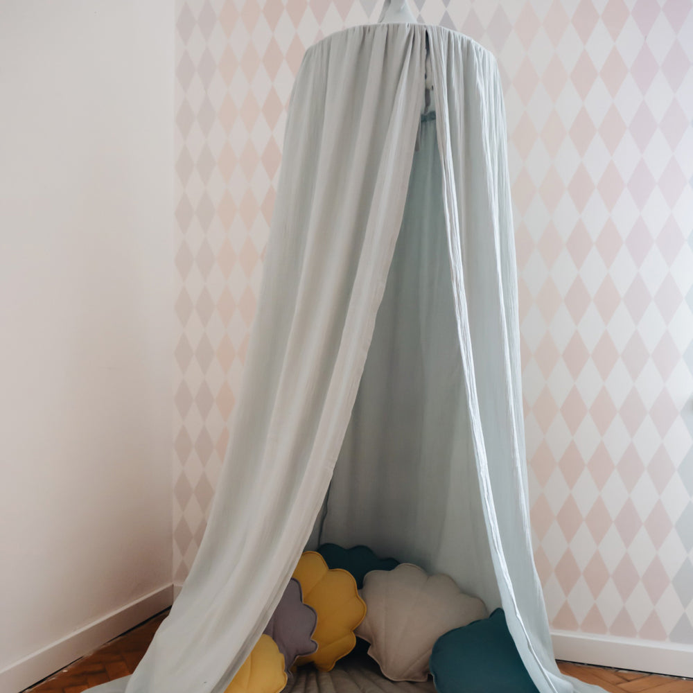 Betthimmel aus Bio-Baumwolle in Mint, 240 cm lang, gemütlicher Rückzugsort für Kinderzimmer mit weichen Kissen darunter.