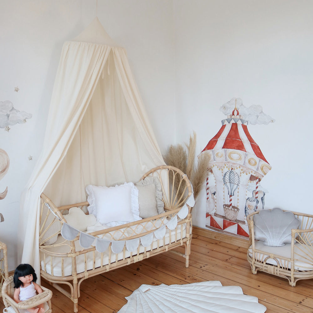 Betthimmel aus Bio-Baumwolle in Offwhite, handgefertigt, schafft eine gemütliche Kuschelecke im Kinderzimmer mit natürlichen Materialien.