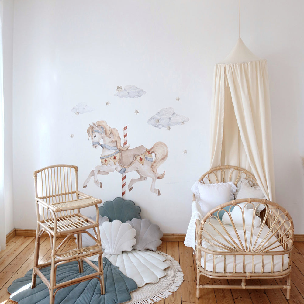 Kinderzimmer mit Betthimmel aus Bio-Baumwolle in Offwhite, natürlicher Deko und gemütlicher Spielecke mit Holz- und Stoffelementen.