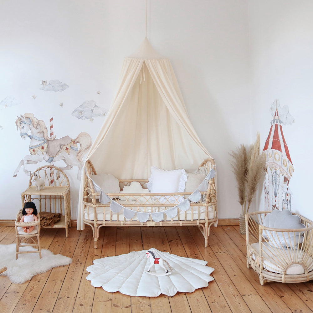 Kinderzimmer mit natürlichem Betthimmel aus Bio-Baumwolle in Offwhite, gemütlich und nachhaltig für entspannte Wohlfühlmomente.