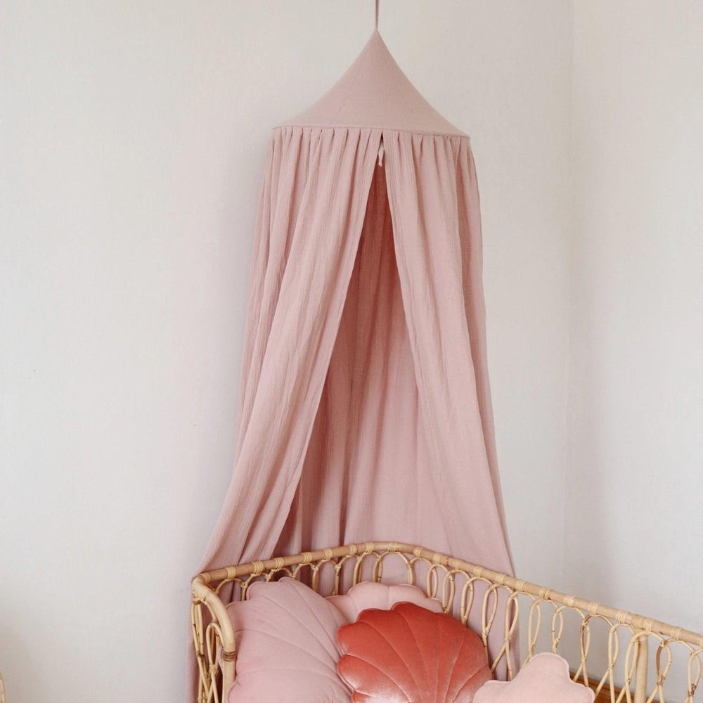 Rosa Betthimmel aus Bio-Baumwolle, 240 cm lang, handgefertigt, schafft eine gemütliche Kuschelecke im Kinderzimmer für Geborgenheit und Fantasie.