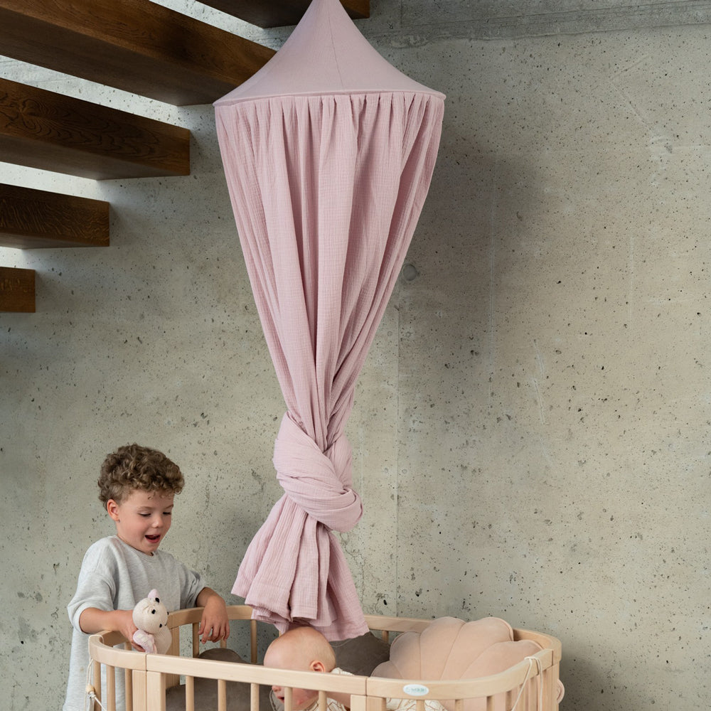 Rosa Betthimmel aus Bio-Baumwolle, 240 cm lang, als gemütliches Kinderzimmer-Accessoire handgefertigt und mit Metallreifen versehen.