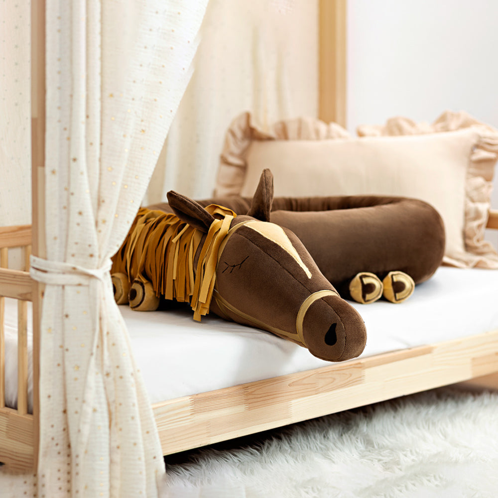 Weiche Bettschlange und Spielkissen Amadeus das Pferd in Braun mit goldener Mähne für gemütliche und sichere Kinderbetten.