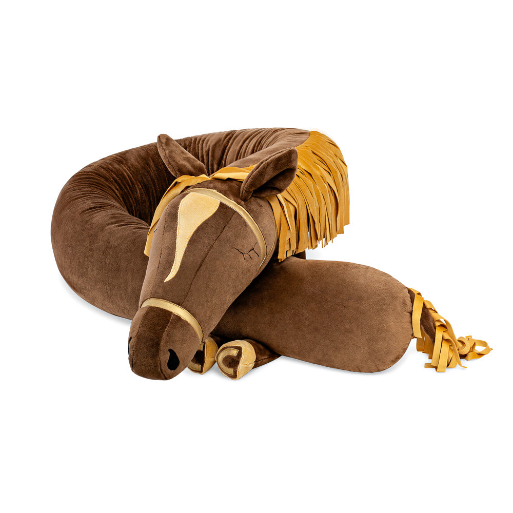 Weiche Bettschlange und Spielkissen Amadeus das Pferd in braun mit goldener Mähne für Geborgenheit und Kuschelkomfort im Kinderzimmer.