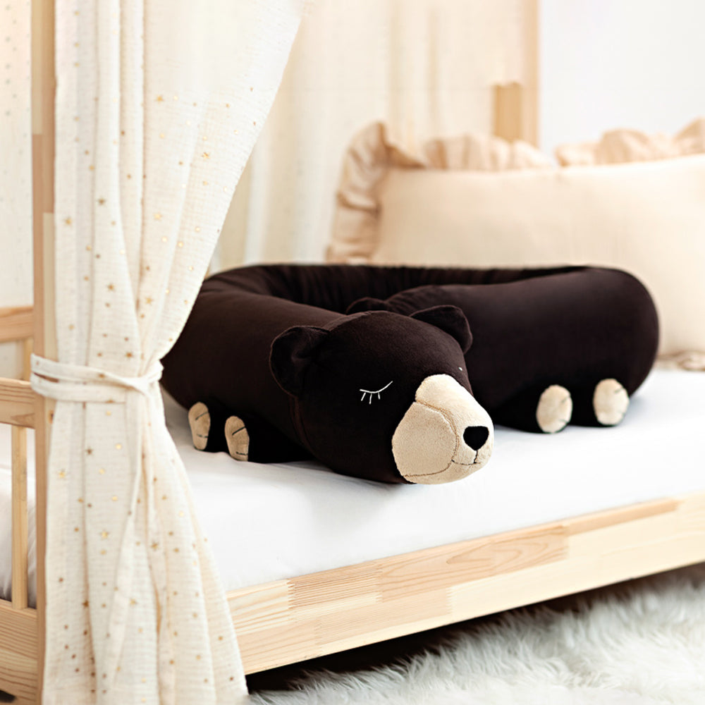 Weiche Bettschlange und Spielkissen in Bärform bieten Schutz und Geborgenheit im Kinderbett, ideal zum Kuscheln und Träumen.