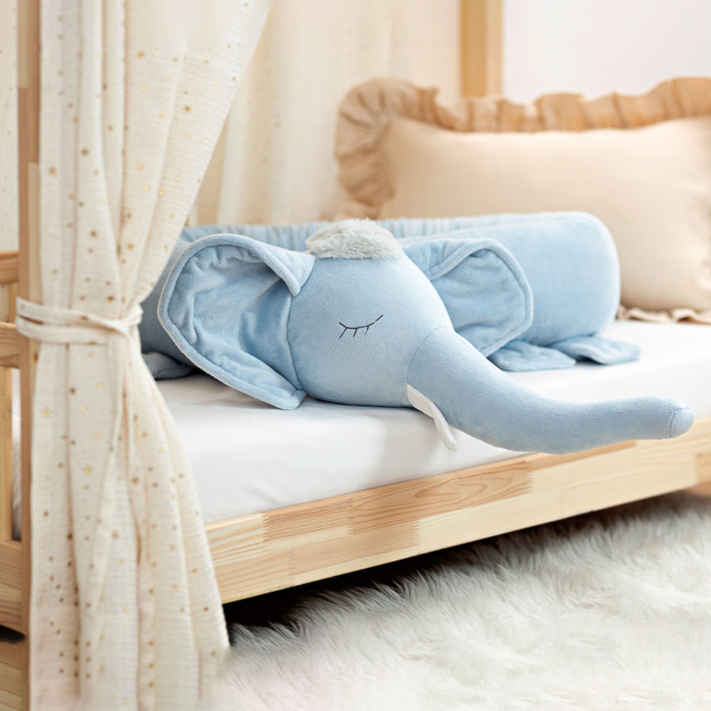 Weiche Bettschlange und Spielkissen in Elefantenform, kuschelig und sicher für Kinderzimmer und ruhige Momente beim Einschlafen.