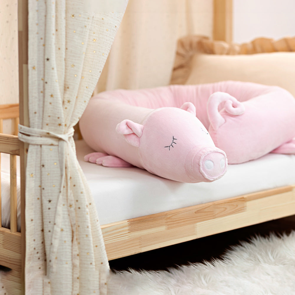 Weiche rosa Bettschlange und Spielkissen Frida das Ferkel als gemütlicher Begleiter fürs Kinderzimmerbett.