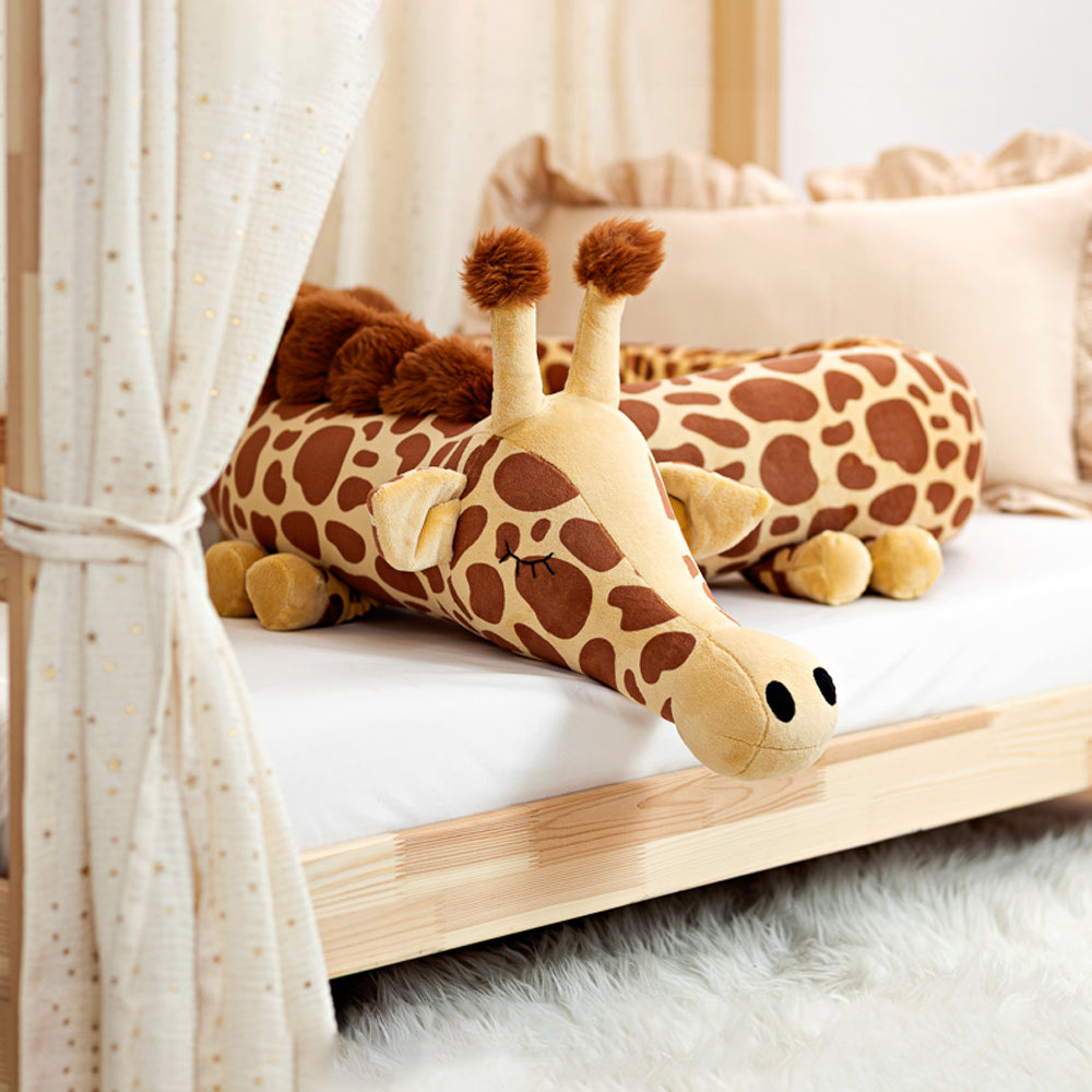 Weiche Bettschlange und Spielkissen Gerda die Giraffe aus Polyester, ideal für kuschelige Stunden im Kinderzimmer.